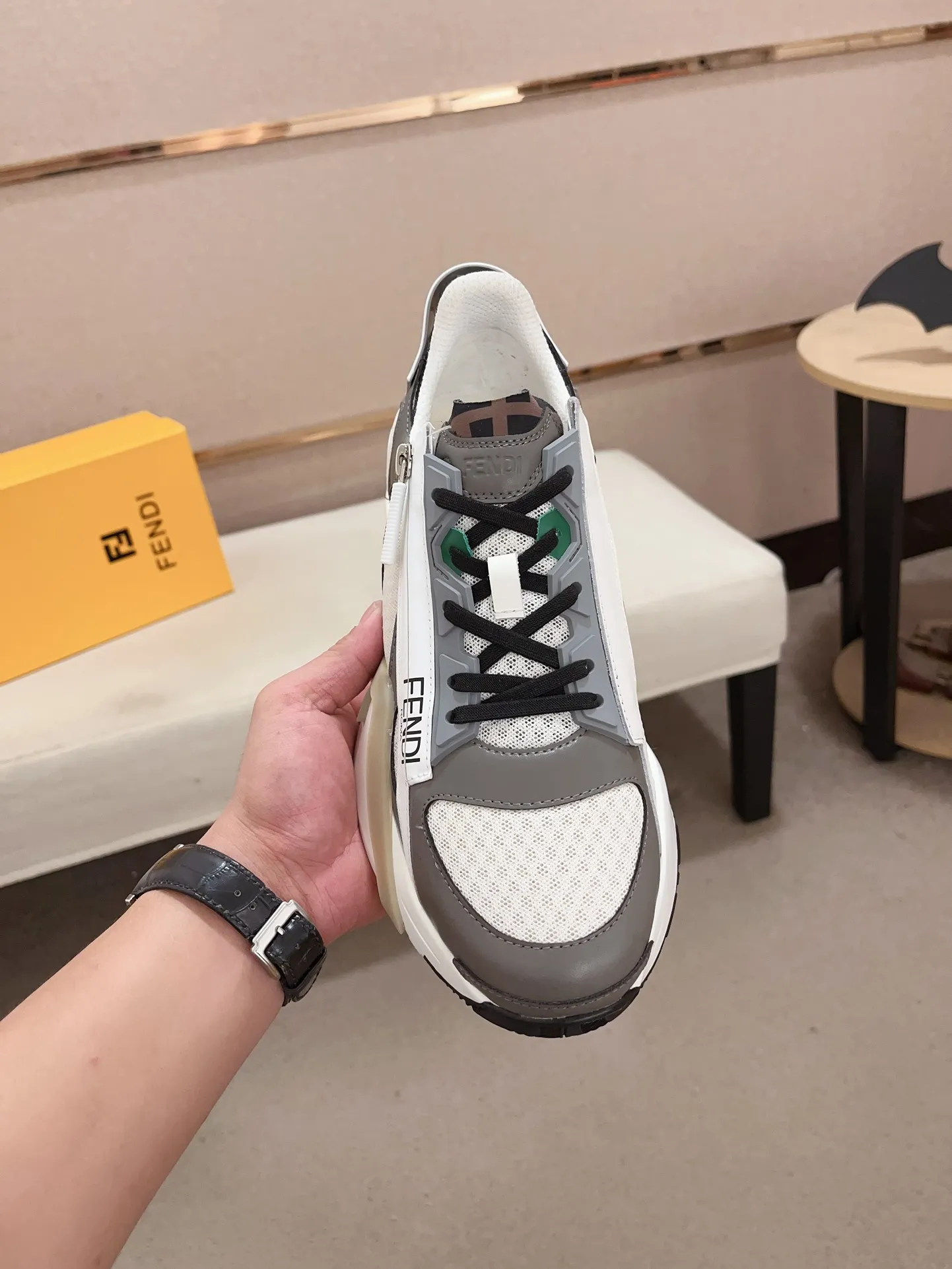 Men's shoes💰: 540💰(Higher version) [Fendi] Fendi's latest casual shoes for men! Available at counters simultaneously! A one-to-one replica of the original. Made entirely of imported top-grain calfskin, the interior is made of top-grain water-dyed cowhide, and the original factory-supplied rubber outsole. Leading new fashion concepts. Matching code: 38-44. 45 can be customized and non-returnable!